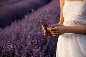 Frau mit Lavendel